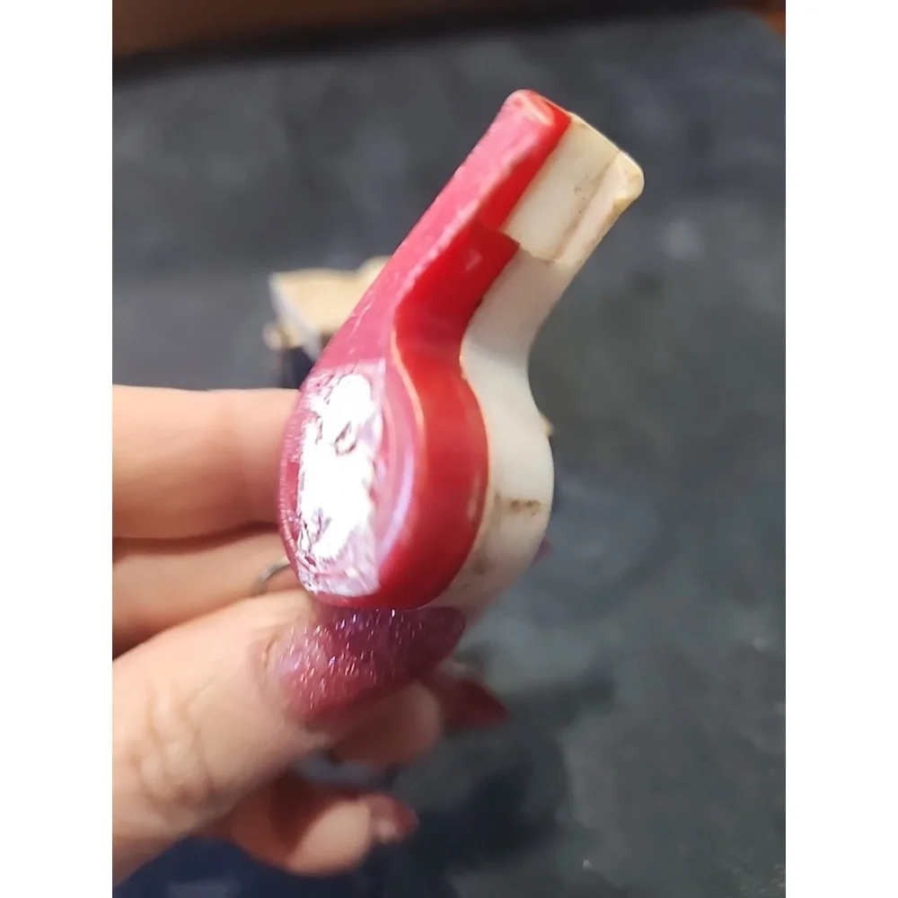 VINTAGE PISTOL SHAPE PLASTIC WHISTLE (MADE IN USA PAT PEND)